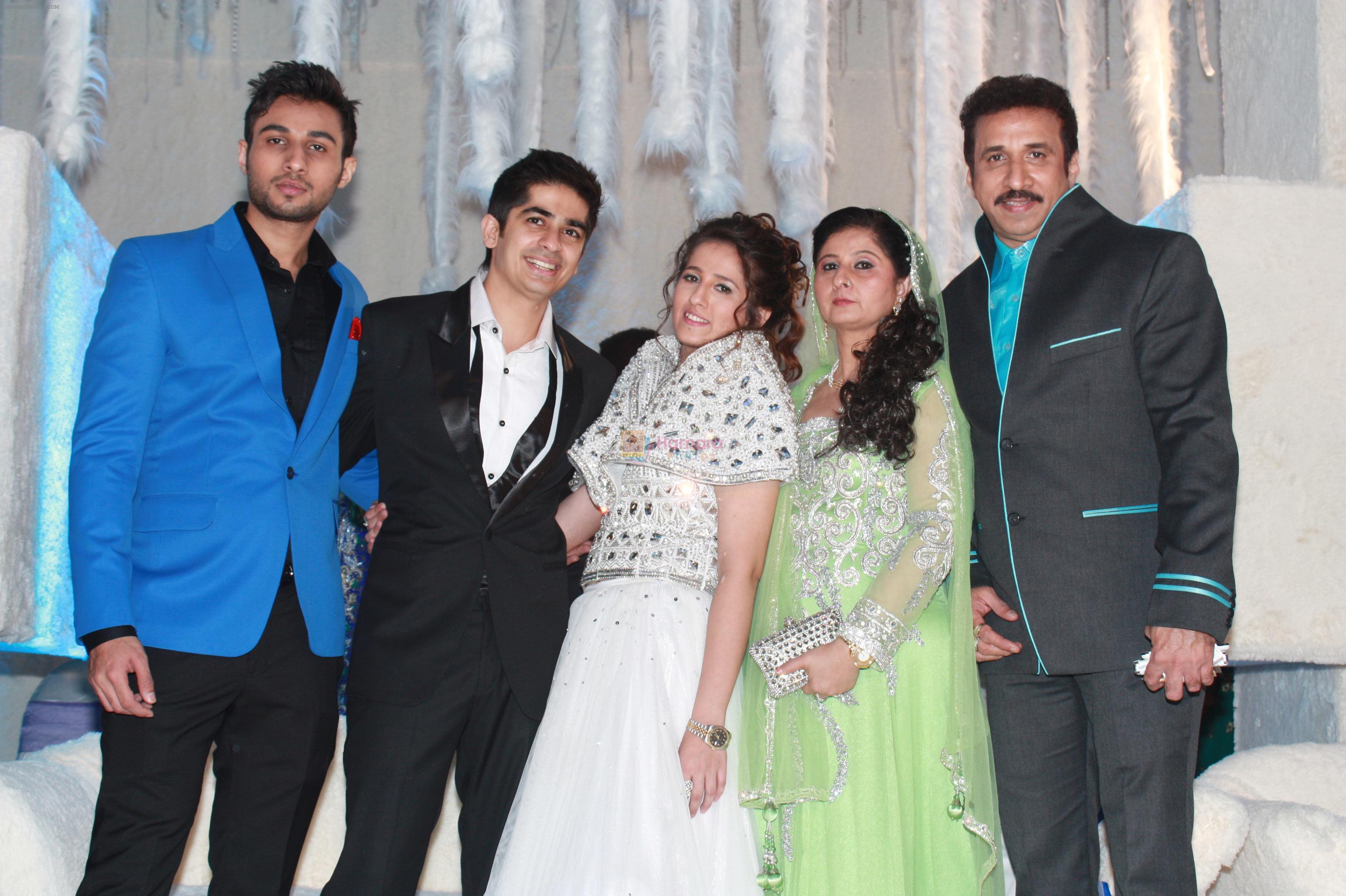 Nadim-Lakadawala,-Faraaz,-Neha,-Parvez-Lakdawala-with-his-wife Hafiza Lakdawala at Parvez Lakdawala�s Daughter Wedding Ceremony