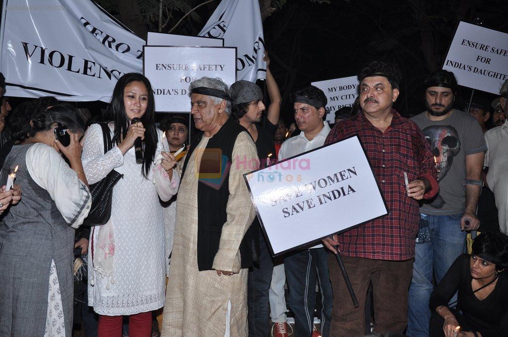 Javed AKhtar at the peace march for the Delhi victim in Mumbai on 29th Dec 2012