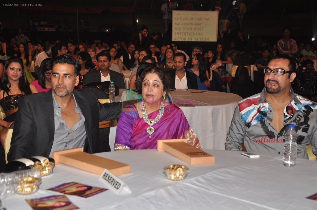 Akshay Kumar, Kirron Kher, Mohammed Morani at Big Star Awards on 16th Dec 2012