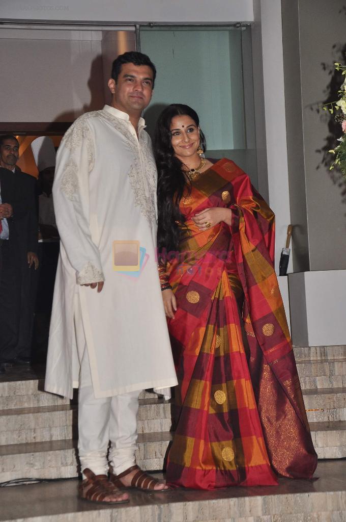 vidya poses with siddharth roy kapoor at her pre wedding bash
