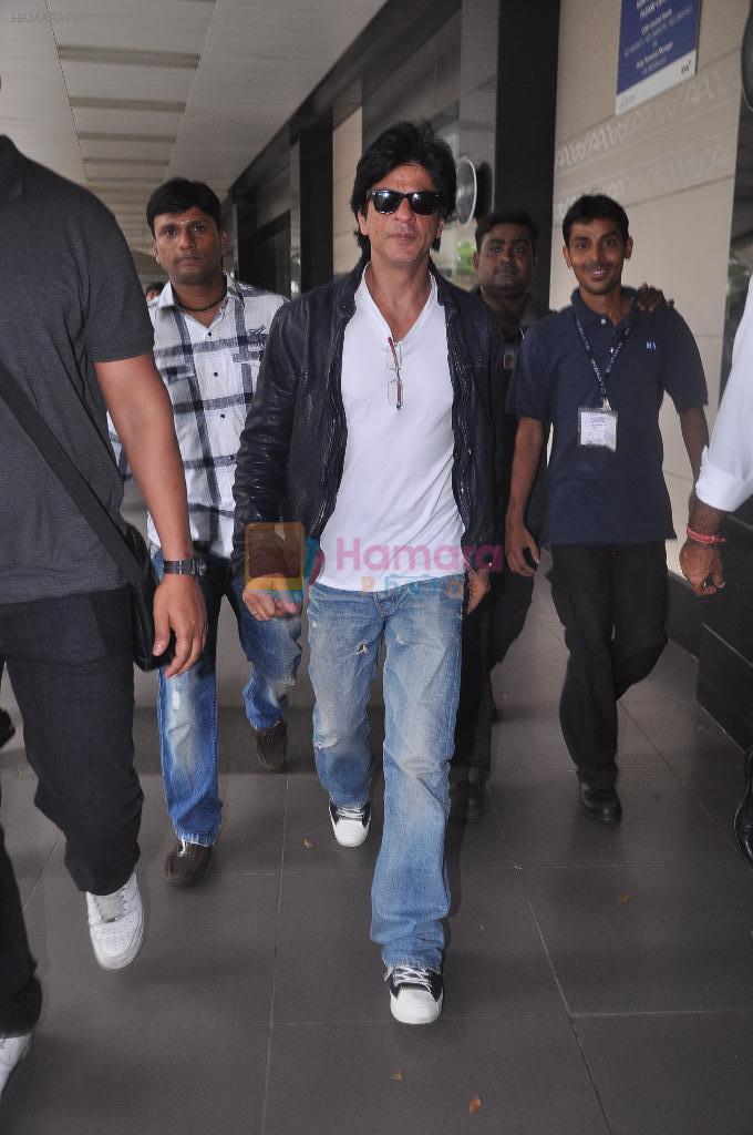 SRK snapped at the airport