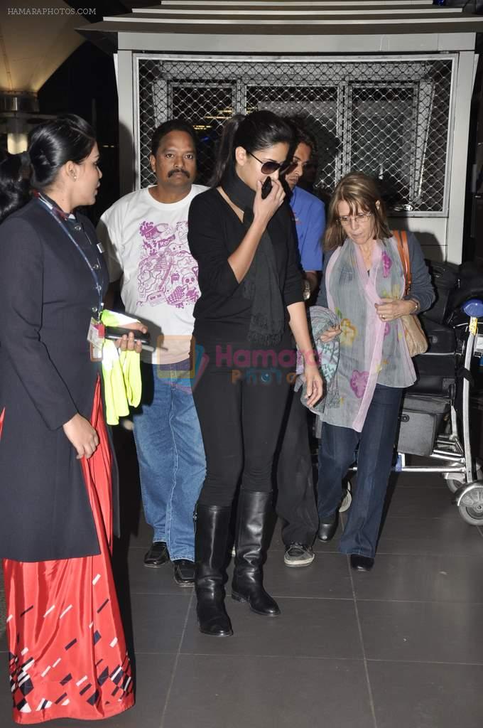 Katrina Kaif snapped with her mom in Mumbai Airport on 3rd Jan 2013