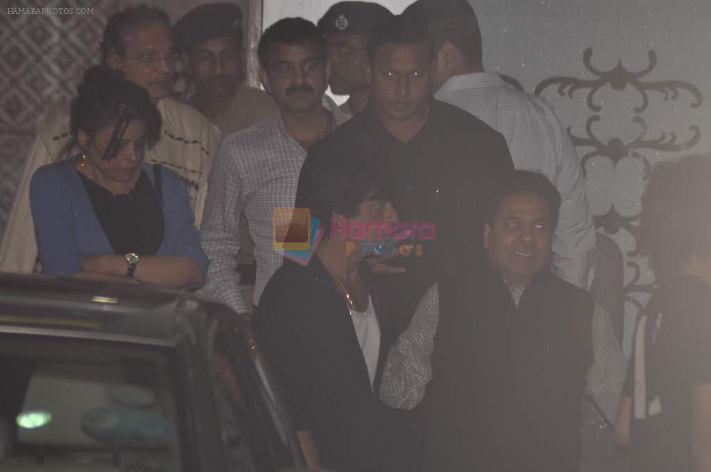 Shahrukh Khan returns from holiday with family in a charter flight in Mumbai on 4th Jan 2013