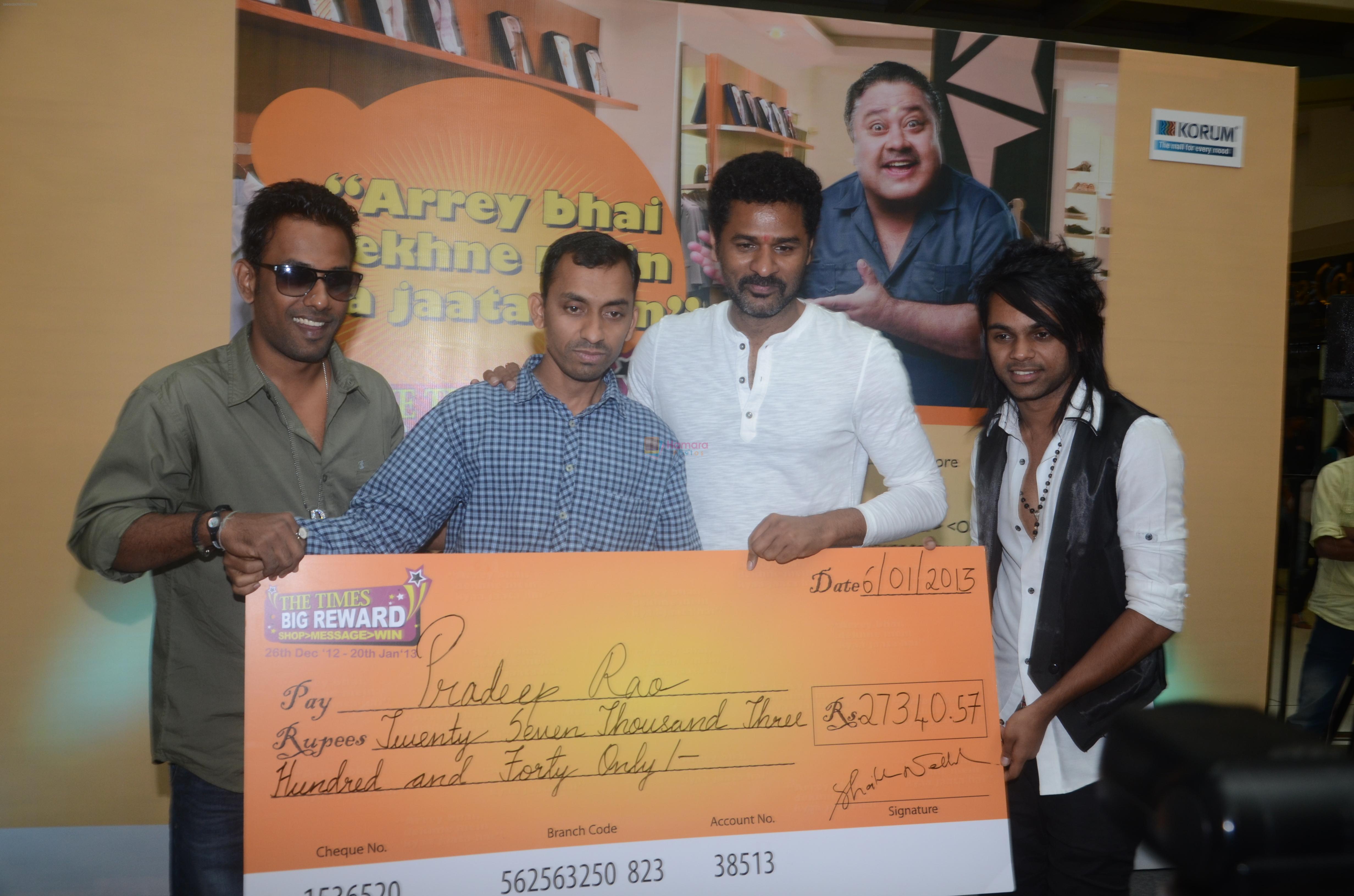 Pradeep Rao winner of cash back prize at Times Big Reward with Dharmesh, Prabhudeva and Prince the star cast of ABCD