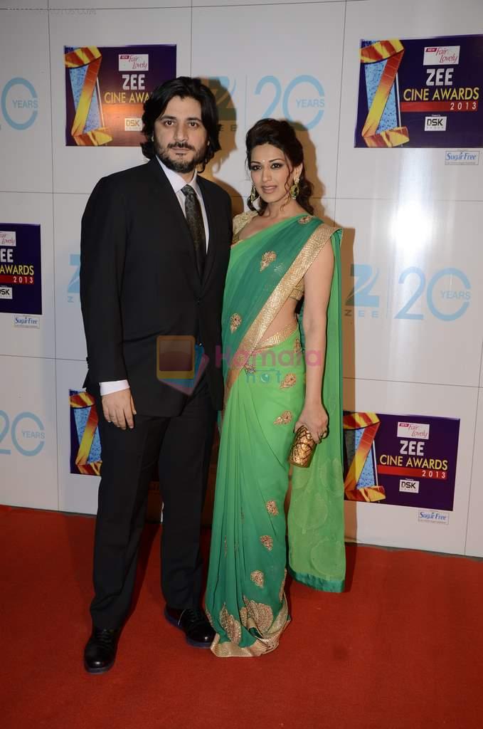 Sonali Bendre, Goldie Behl at Zee Awards red carpet in Mumbai on 6th Jan 2013,1