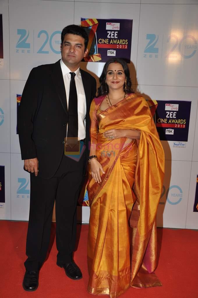 Vidya Balan, Kunal Roy Kapur at Zee Awards red carpet in Mumbai on 6th Jan 2013