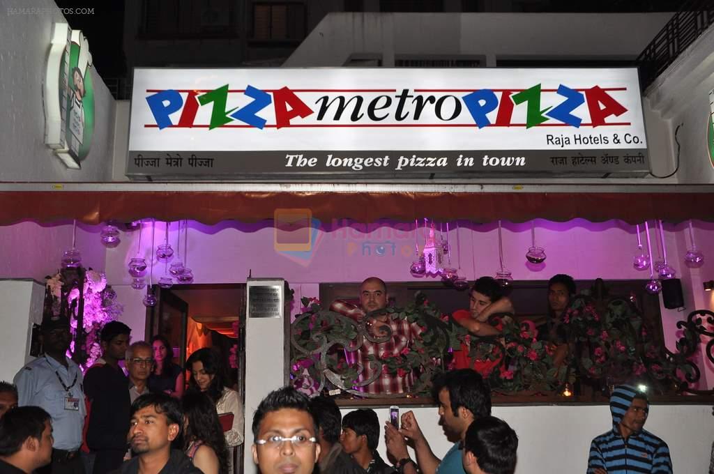 Shahrukh Khan and Juhi Chawla at the launch of Metro Pizza Metro in Bandra, Mumbai on 18th Jan 2013