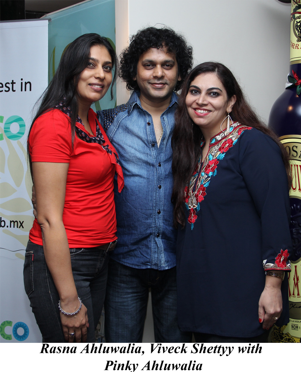 Rasna Ahluwalia, Viveck Shettyy with Pinkey Ahluwalia at the Mexican Food festival in 180  degrees restaurant on 26th Jan 2013