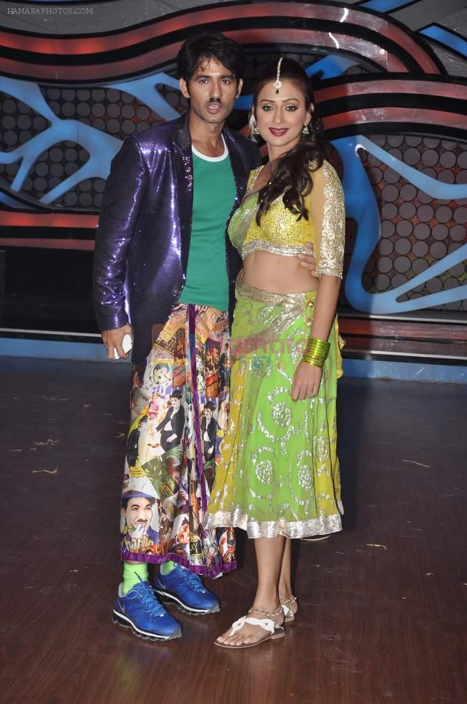 Gauri Tejwani, Hiten Tejwani on the sets of Nach Baliye 5 in Filmistan, Mumbai on 29th Jan 2013