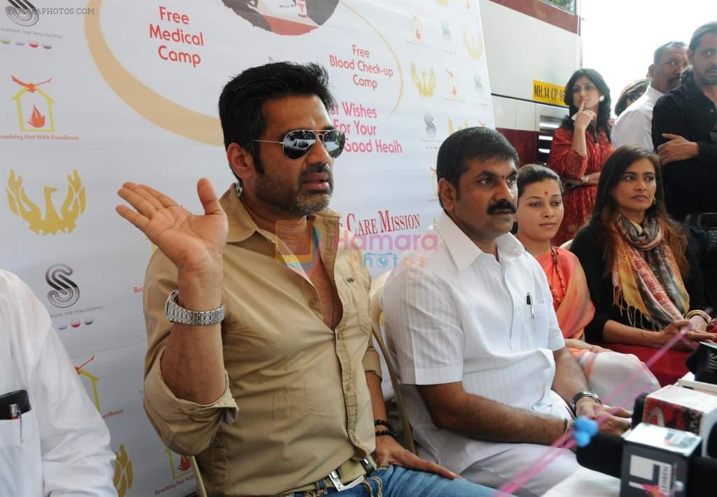 Sunil Shetty, Sachin Ahir, And Sangeeta Ahir  at World cancer day camp in Worli, Mumbai on 2nd Feb 2013
