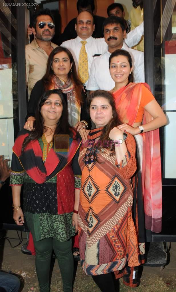 Sachin Ahir, Sunil Shetty, Dr. C.B.Koppiker  with Sangeeta Ahir at World cancer day camp in Worli, Mumbai on 2nd Feb 2013