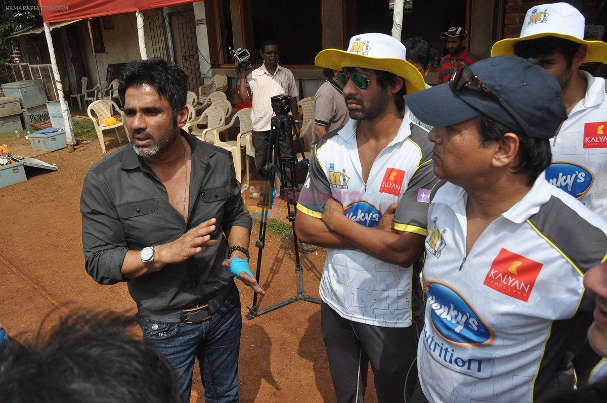 Sunil Shetty with Mumbai Heroes practice for CCL match in Mumbai on 12th feb 2013