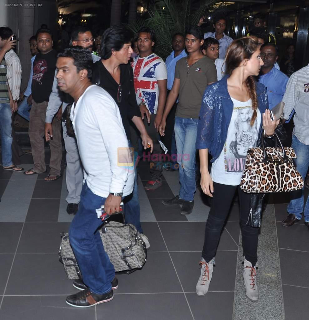 Shahrukh Khan, Anusha Dandekar return from Muscat in Mumbai on 13th Feb 2013