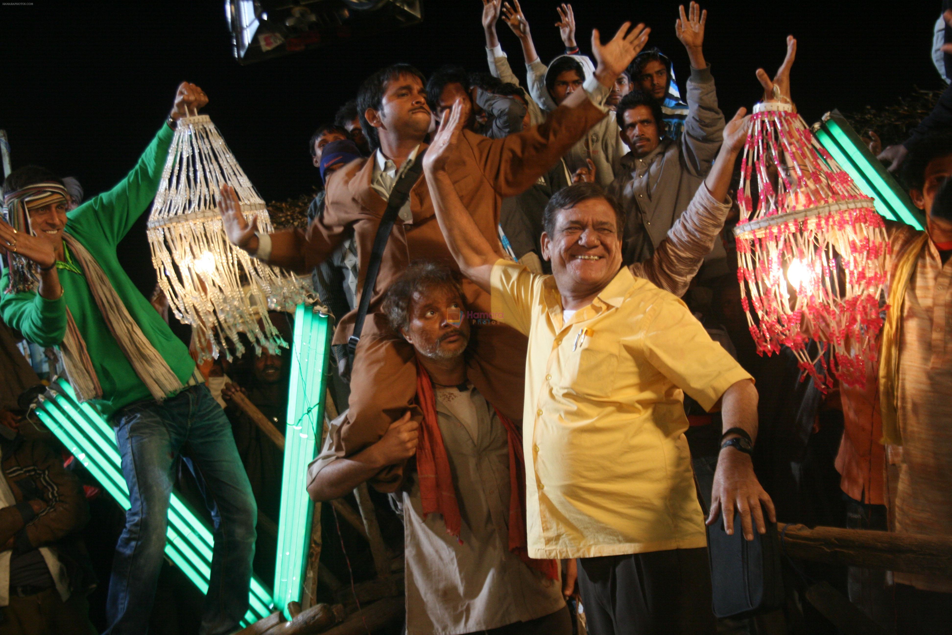 Om Puri & crowd at the Item song shot for film RAAMBHAJJAN ZINDABAD in Raj Pipla, Mumbai on 13th Feb 2013