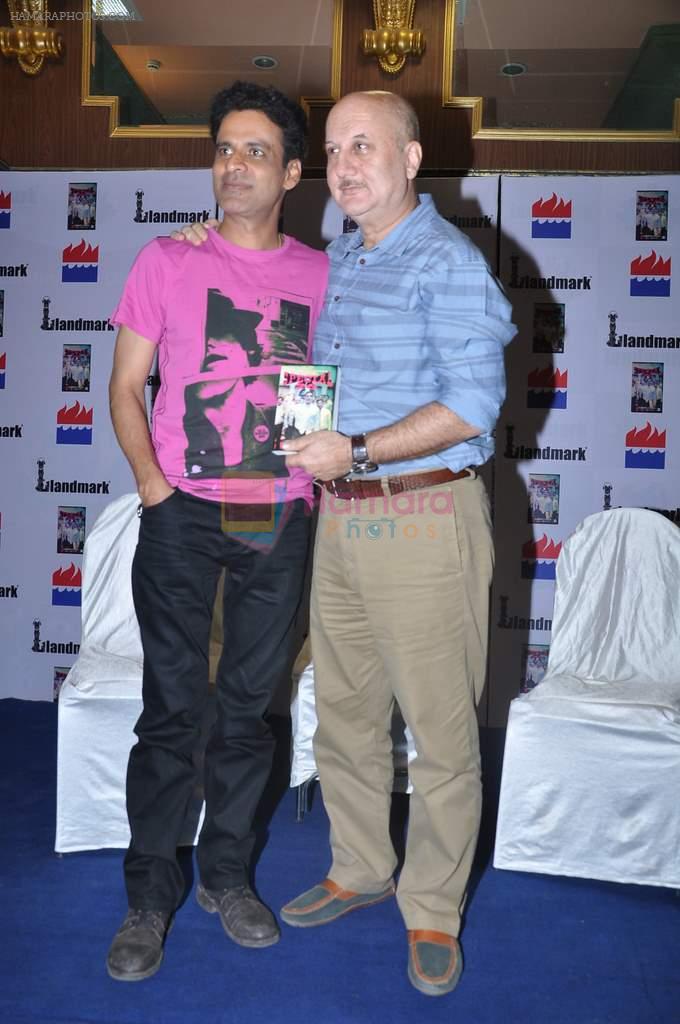 Manoj Bajpai, Anupam Kher at Special 26 book launch in Landmark, Mumbai on 15th Feb 2013
