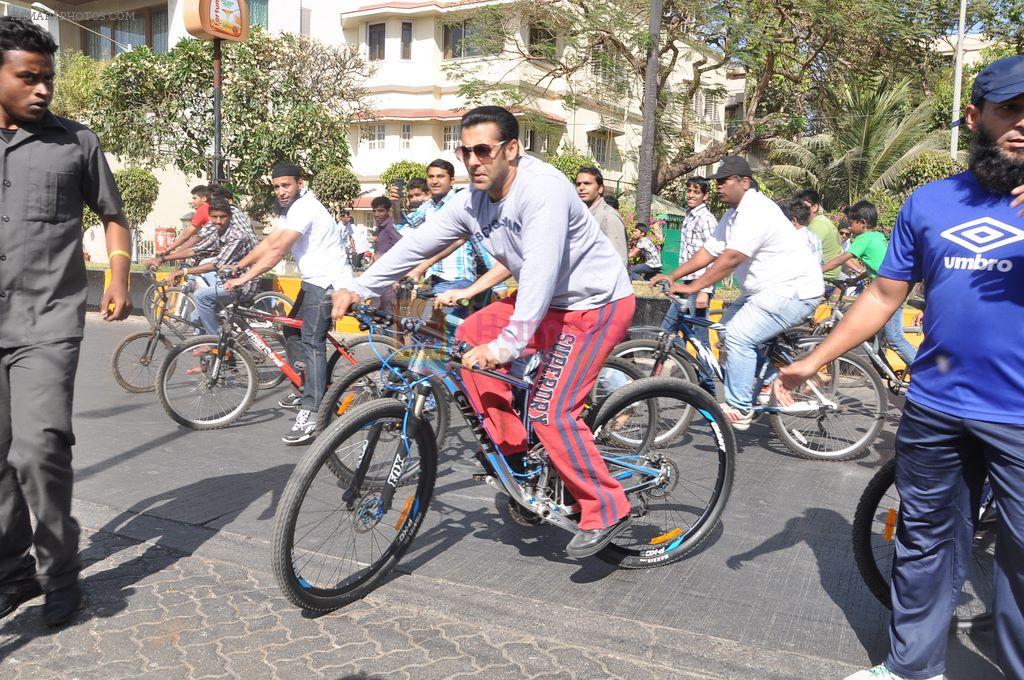 Salman Khan on Bicycle to celebrate car free day in Mumbai on 24th Feb 2013