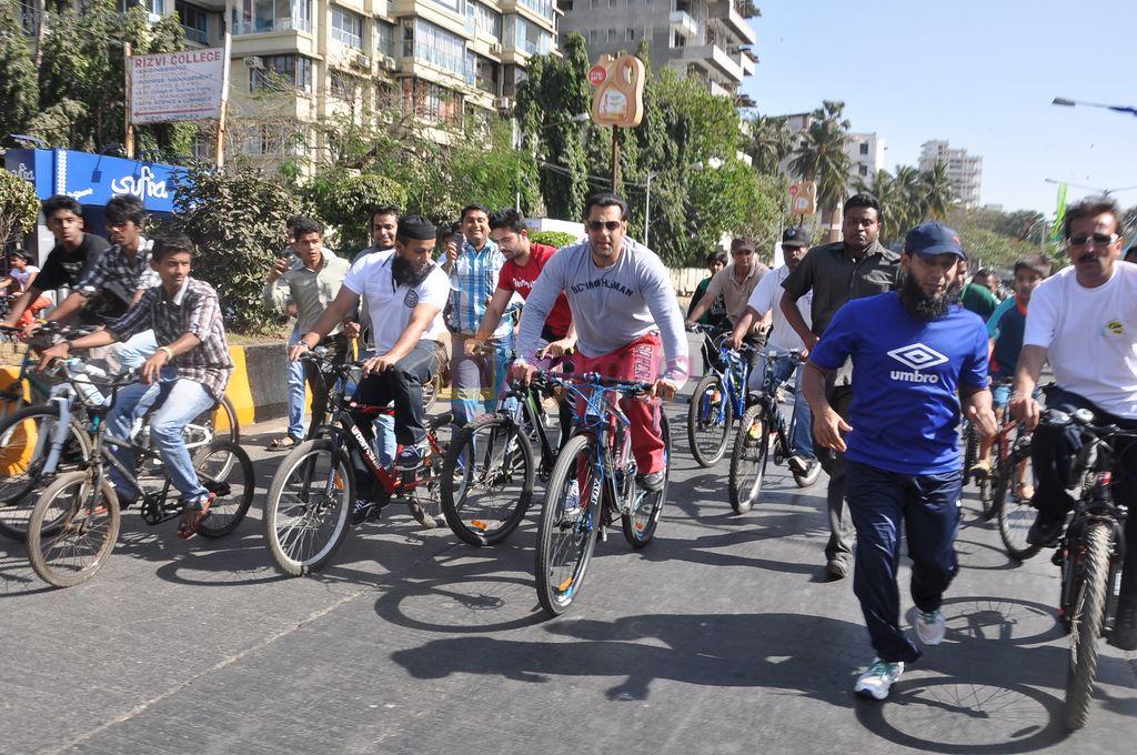 Salman Khan on Bicycle to celebrate car free day in Mumbai on 24th Feb 2013
