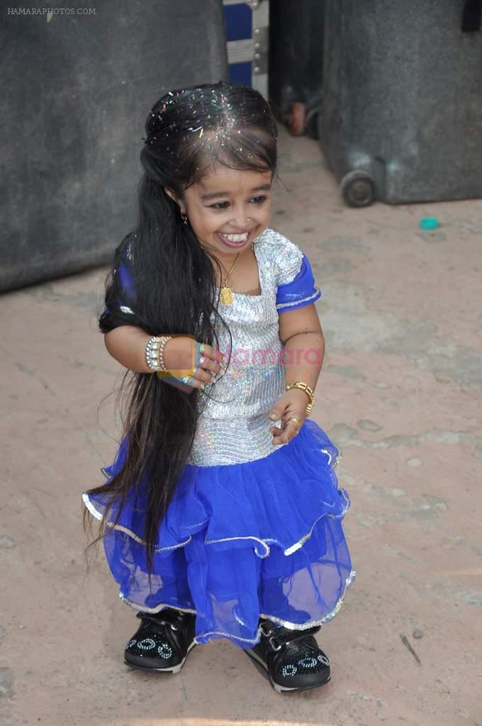 World's shortest woman on the sets of Pyaar Mein Locha in Malad, Mumbai on 11th March 2013