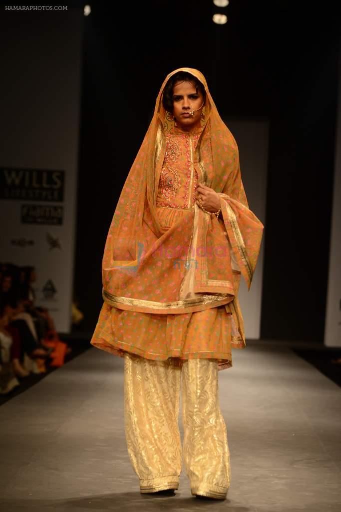 Model walks the ramp for Vineet Bahl Show at Wills Lifestyle India Fashion Week 2013 Day 1 in Mumbai on 13th March 2013