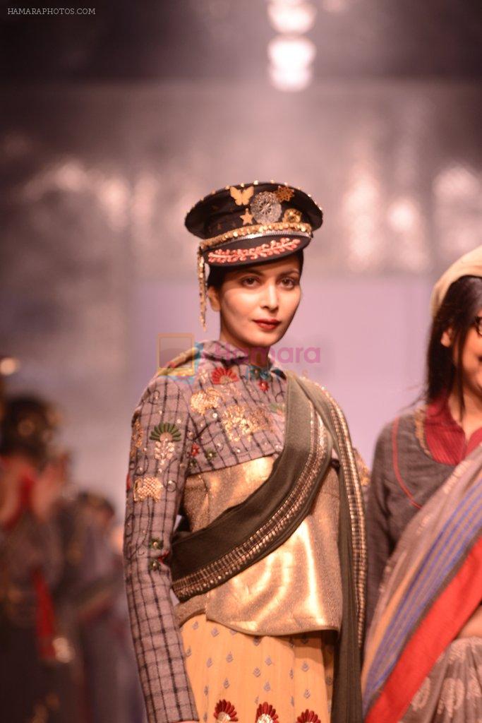 Model walks the ramp for Anju Modi Show at Wills Lifestyle India Fashion Week 2013 Day 2 in Mumbai on 14th March 2013