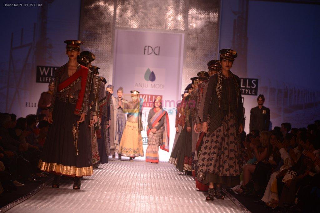 Model walks the ramp for Anju Modi Show at Wills Lifestyle India Fashion Week 2013 Day 2 in Mumbai on 14th March 2013