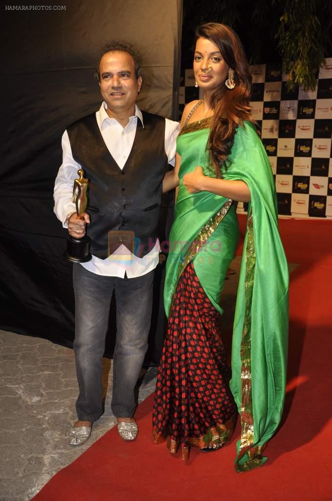 Mugdha Godse, Suresh Wadkar at Mirchi Marathi Music Awards in Mumbai on 18th March 2013