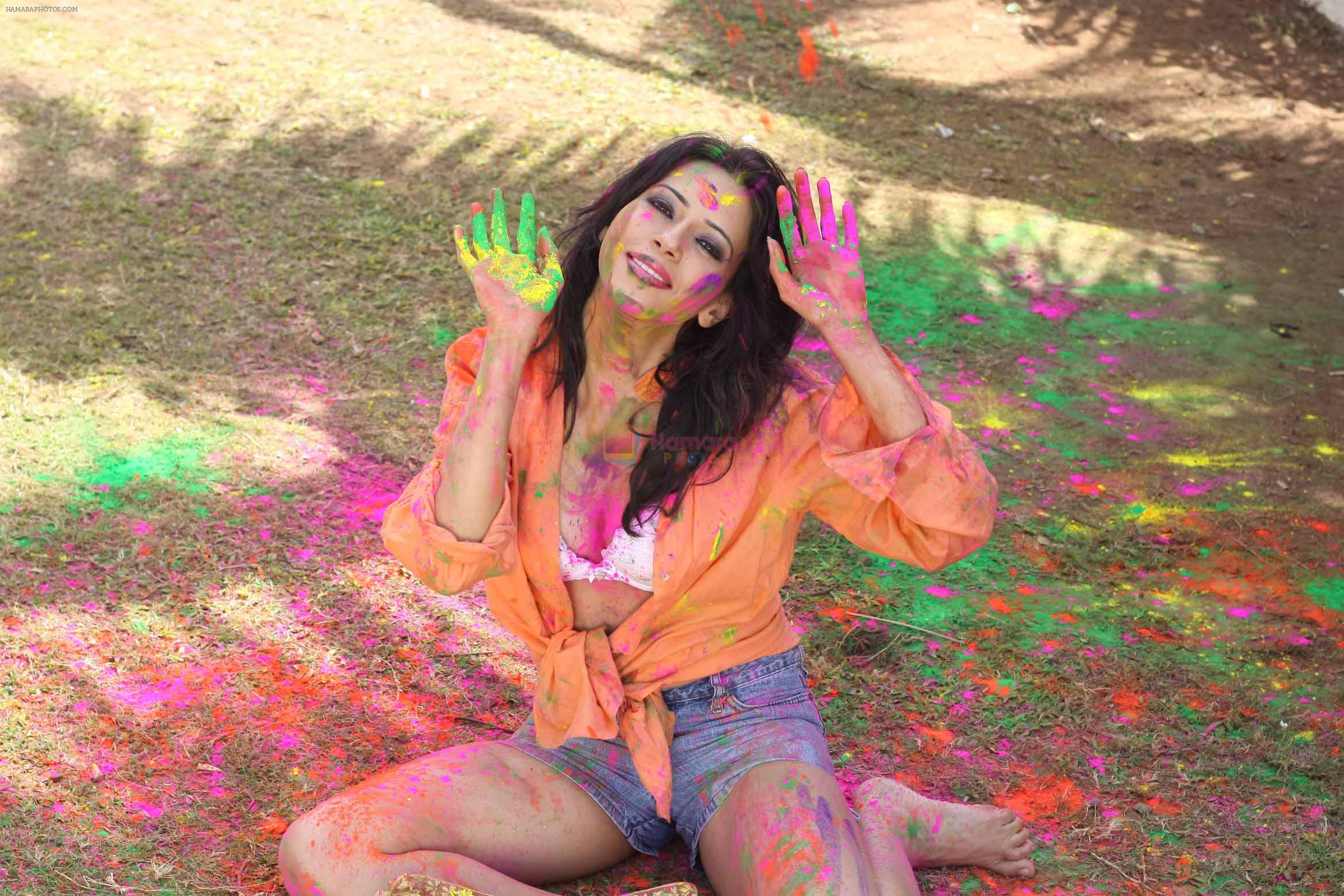 Rozlyn Khan at the Holi reloaded event with the International fame musician DJ Juno Reacto