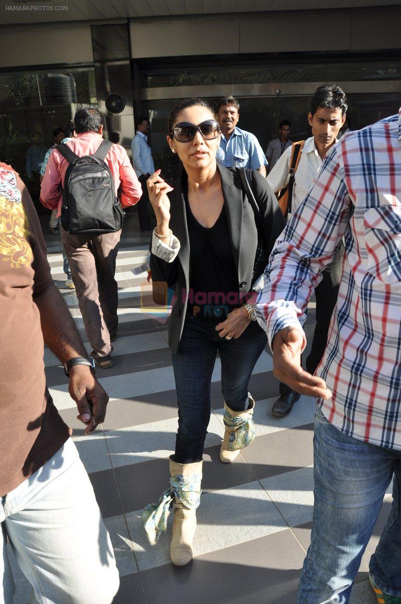 Gauri Khan snapped at airport in Mumbai on 20th March 2013