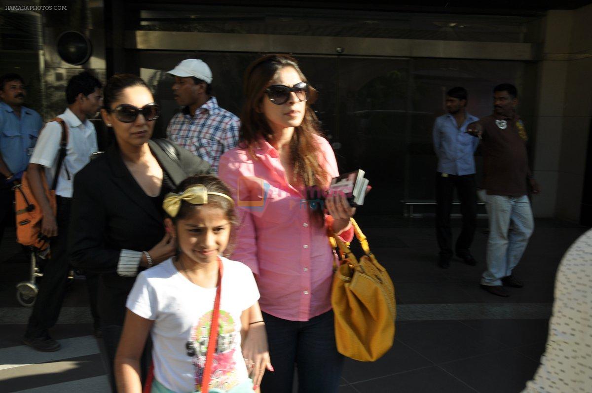 Gauri Khan and Maheep snapped at airport in Mumbai on 20th March 2013