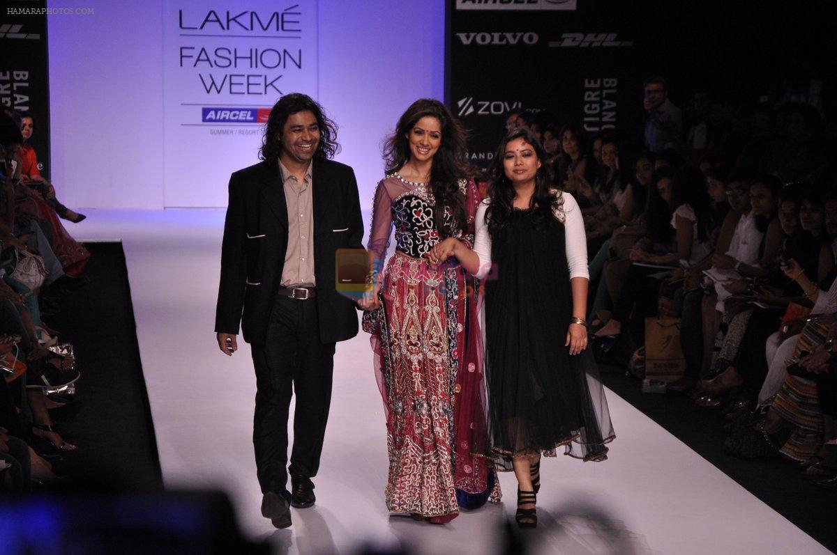 Vidya Malvade walk the ramp for Farah & Firdos Show at Lakme Fashion Week 2013 Day 4 in Grand Hyatt, Mumbai on 25th March 2013