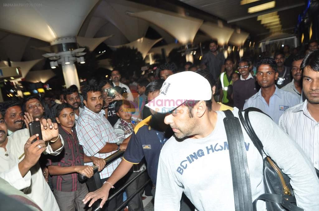 Salman Khan snapped at airport in Mumbai on 24th March 2013