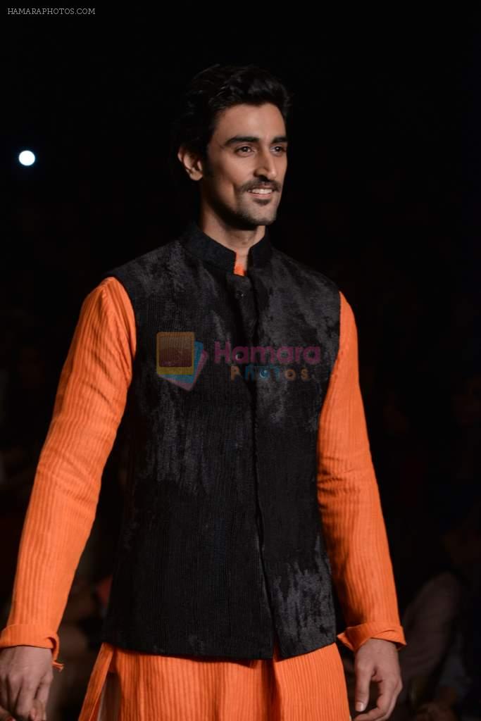 Kunal Kapoor walk the ramp for Vikram Phadnis Swades Show at Lakme Fashion Week 2013 Day 4 in Grand Hyatt, Mumbai on 25th March 2013