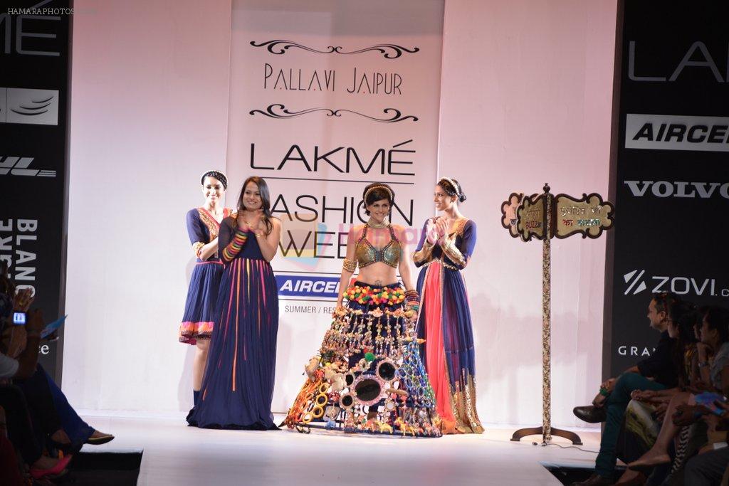 Mandira Bedi walk the ramp for Pallavi Jaipur Show at Lakme Fashion Week 2013 Day 5 in Grand Hyatt, Mumbai on 26th March 2013