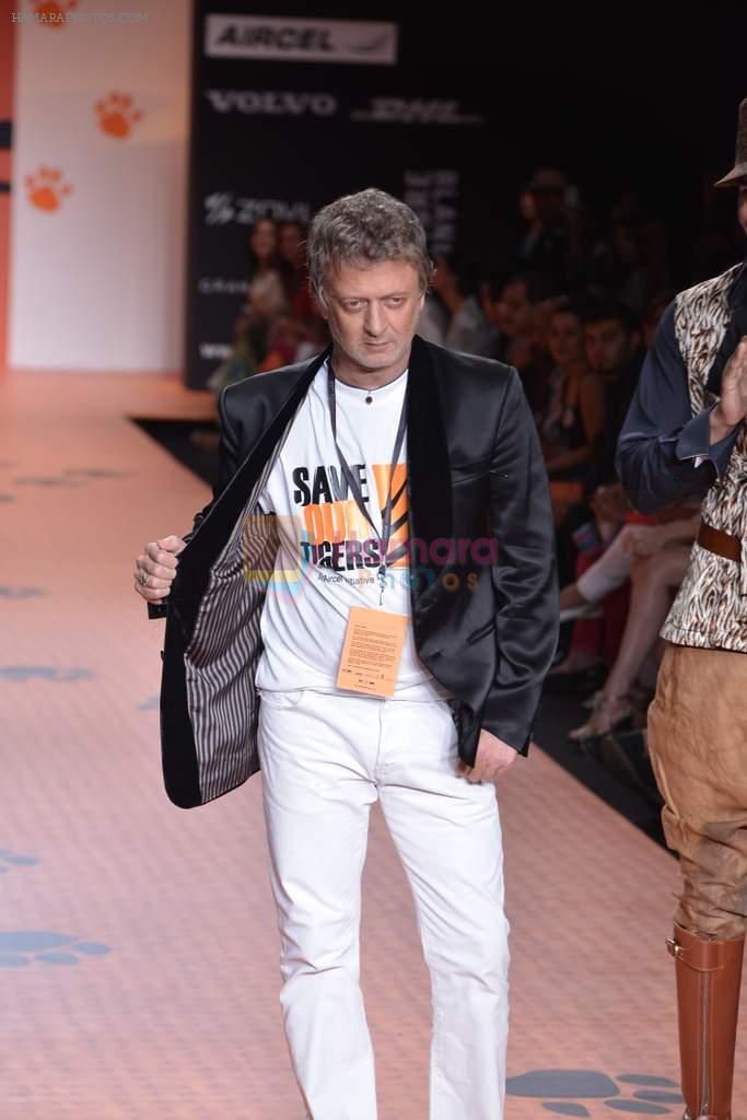 Rohit Bal walk the ramp for Save Tigers Aircel Show at Lakme Fashion Week 2013 Day 5 in Grand Hyatt, Mumbai on 26th March 2013