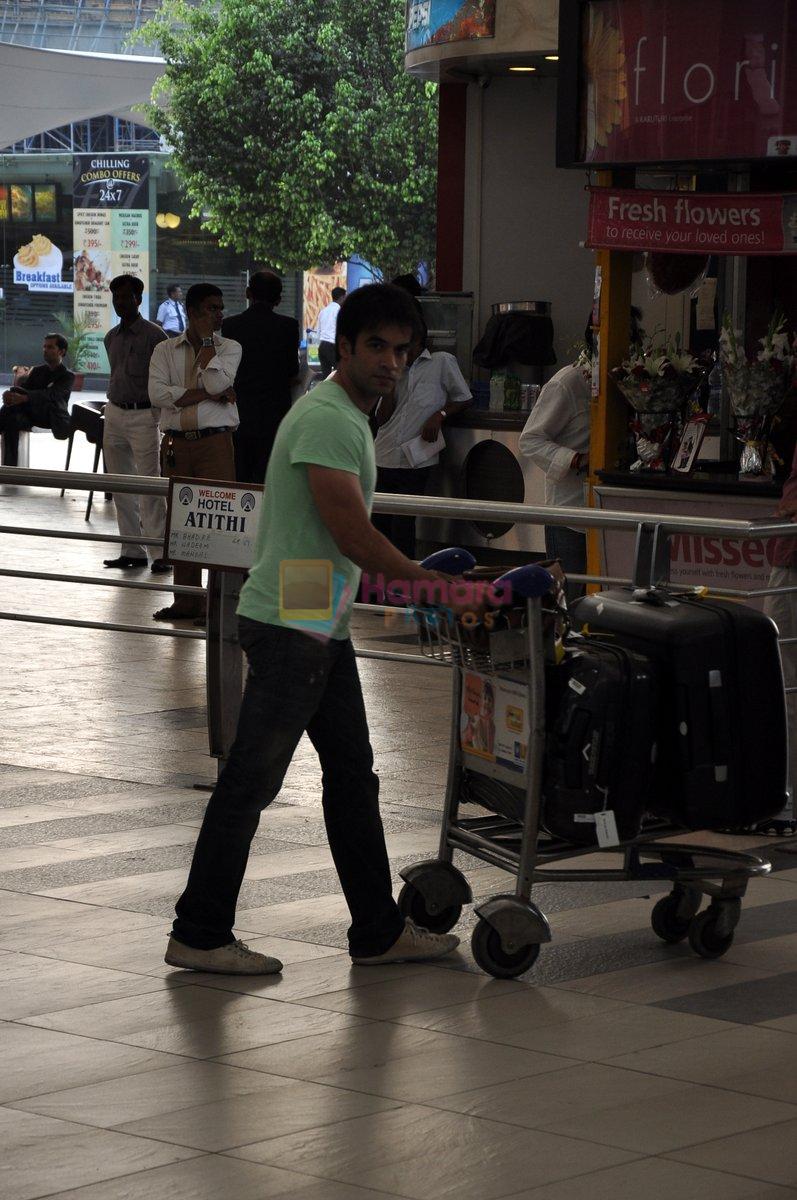 Punit Malhotra return for Gori tere Pyaar main bangalore schedule in Airport, Mumbai on 25th March 2013
