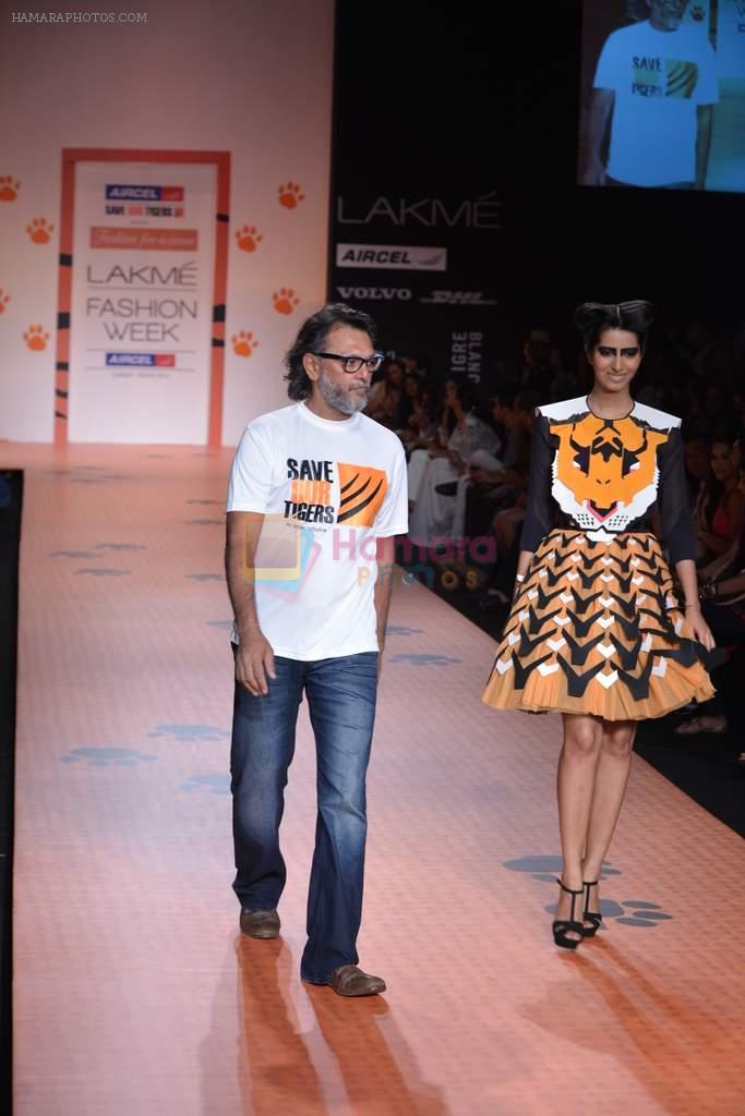 Rakesh Omprakash Mehra walk the ramp for Save Tigers Aircel Show at Lakme Fashion Week 2013 Day 5 in Grand Hyatt, Mumbai on 26th March 2013