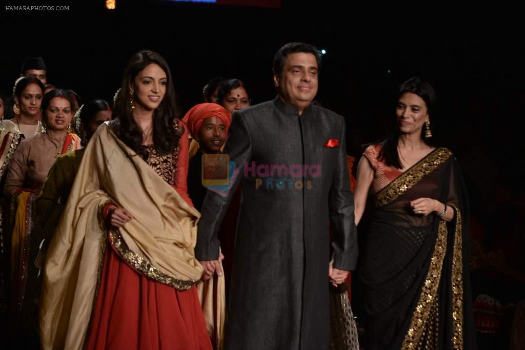Ronnie Screwvala walk the ramp for Vikram Phadnis Swades Show at Lakme Fashion Week 2013 Day 4 in Grand Hyatt, Mumbai on 25th March 2013