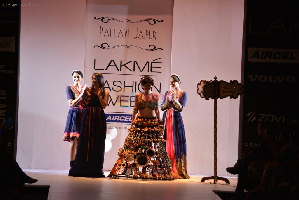 Mandira Bedi walk the ramp for Pallavi Jaipur Show at Lakme Fashion Week 2013 Day 5 in Grand Hyatt, Mumbai on 26th March 2013