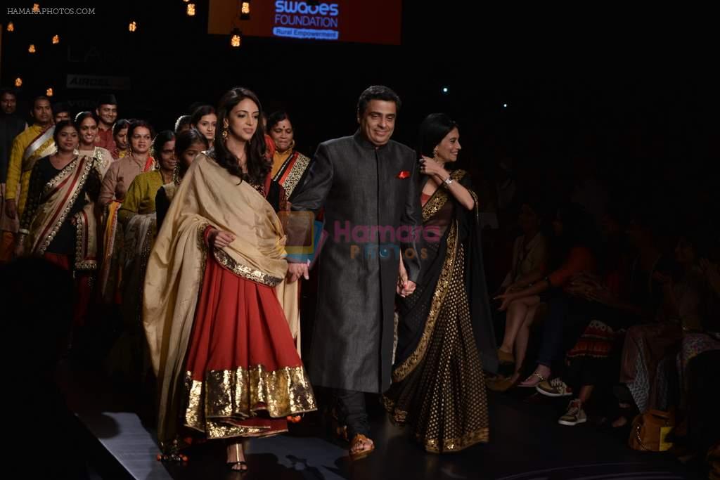 Ronnie Screwvala walk the ramp for Vikram Phadnis Swades Show at Lakme Fashion Week 2013 Day 4 in Grand Hyatt, Mumbai on 25th March 2013