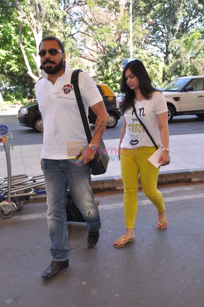 Bunty Walia leave for charity match in Delhi Airport on 30th March 2013
