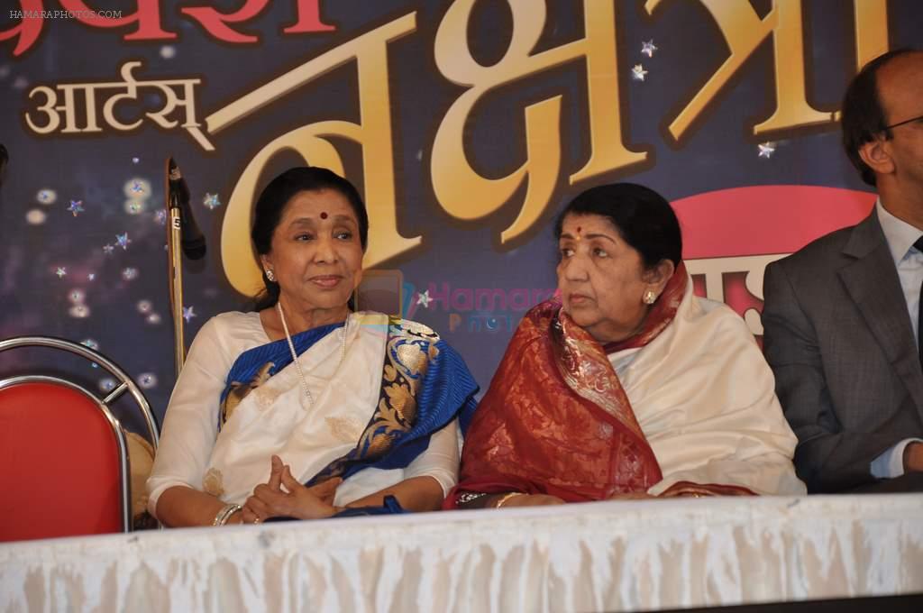 Lata Mangeshkar, Asha Bhosle at Dinanath Mangeshkar Award in Parle East, Mumbai on 31st March 2013