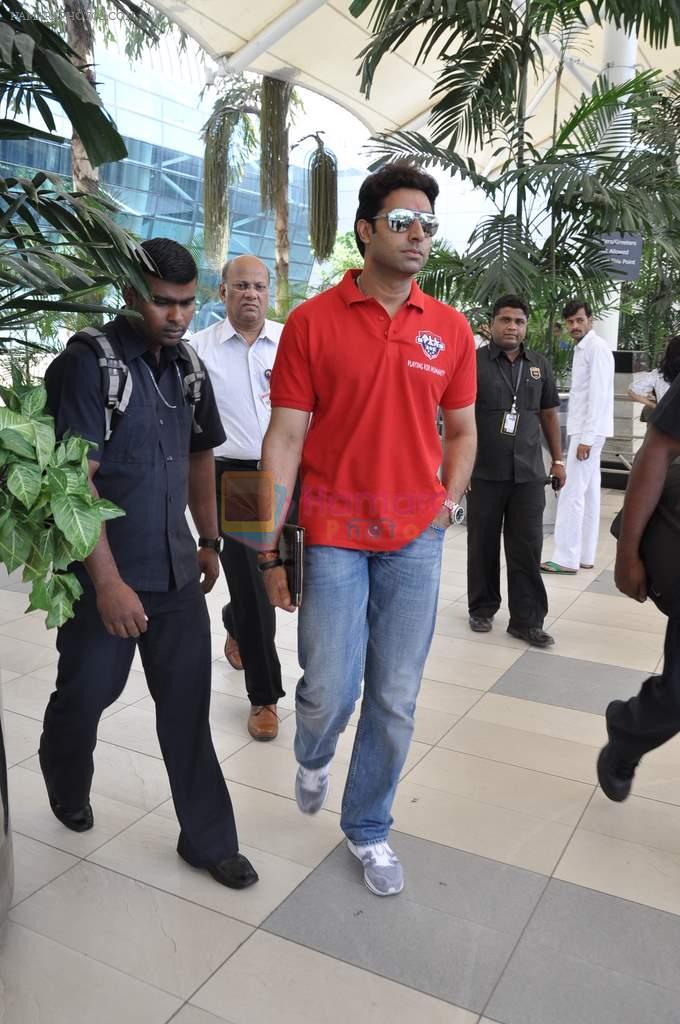 Abhishek Bachchan return from Delhi charity match in Mumbai on 31st March 2013