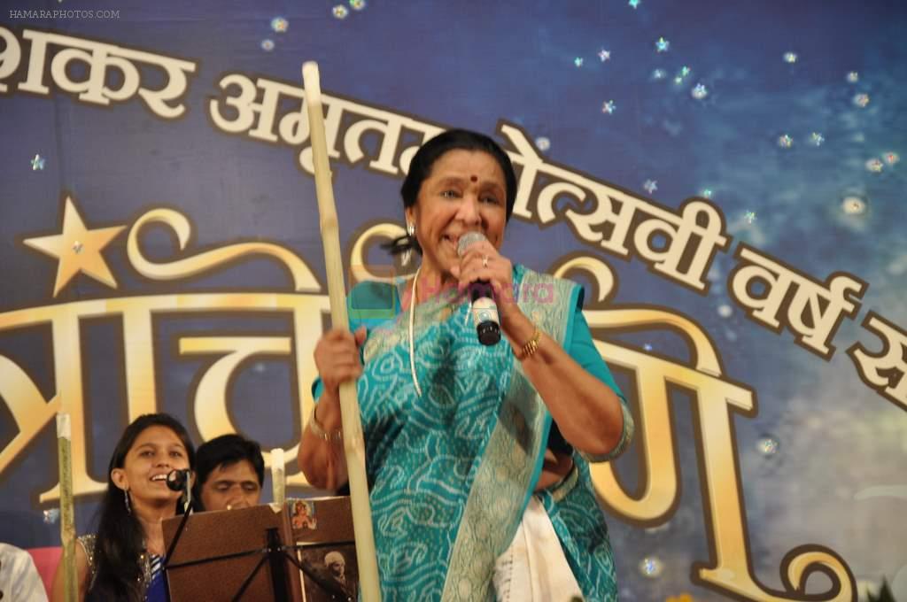 Asha Bhosle at Dinanath Mangeshkar Award in Parle East, Mumbai on 31st March 2013