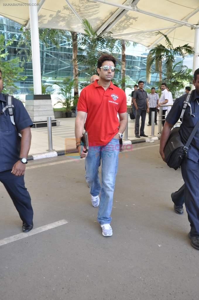 Abhishek Bachchan return from Delhi charity match in Mumbai on 31st March 2013