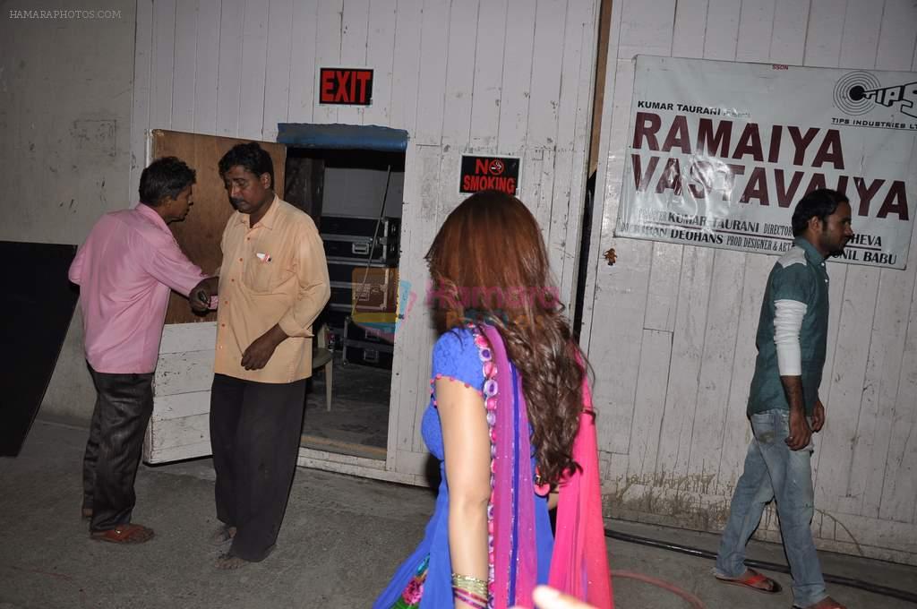 Shruti Hassan snapped on the sets of Ramaiya Vastavaya in Mumbai on 5th April 2013
