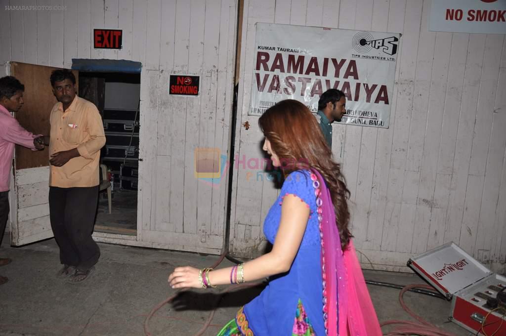 Shruti Hassan snapped on the sets of Ramaiya Vastavaya in Mumbai on 5th April 2013