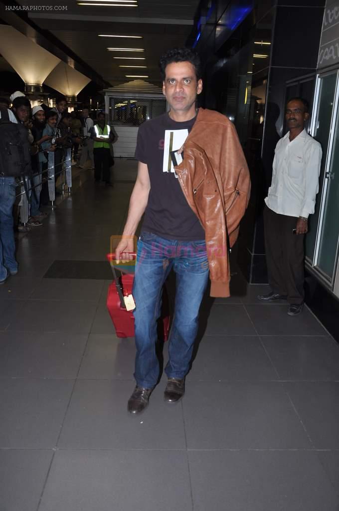 MAnoj Bajpai arrive from TOIFA 2013 in Mumbai on 8th April 2013