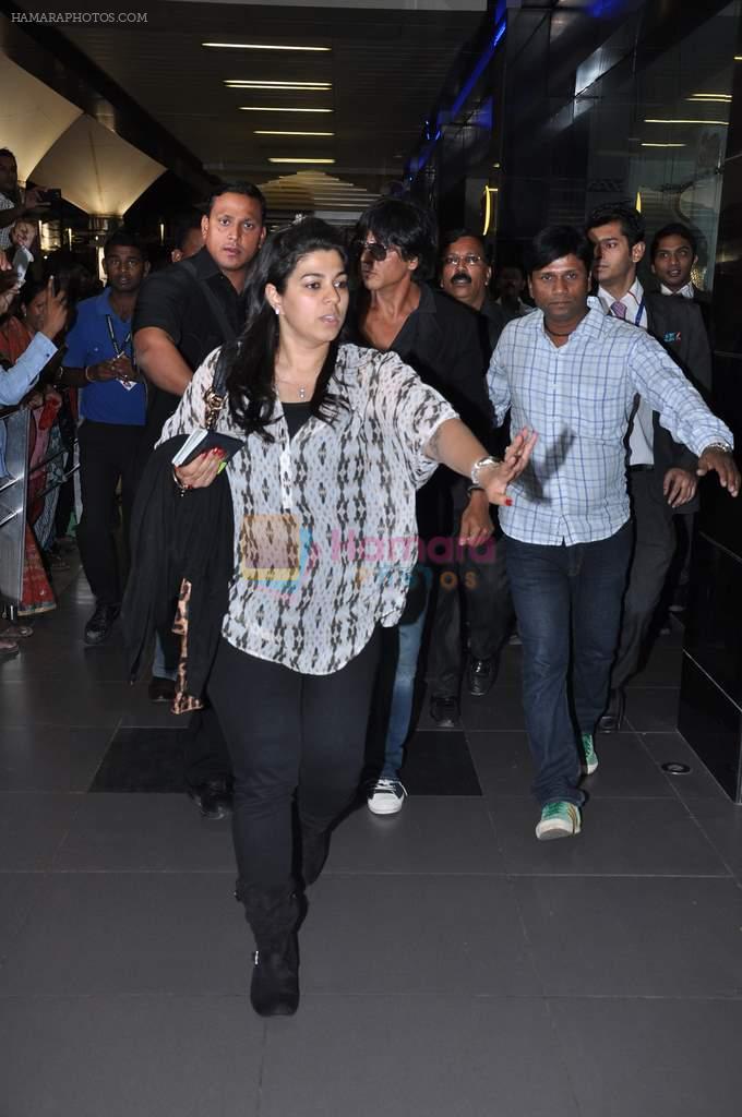 Shahrukh Khan arrive from TOIFA 2013 in Mumbai on 8th April 2013