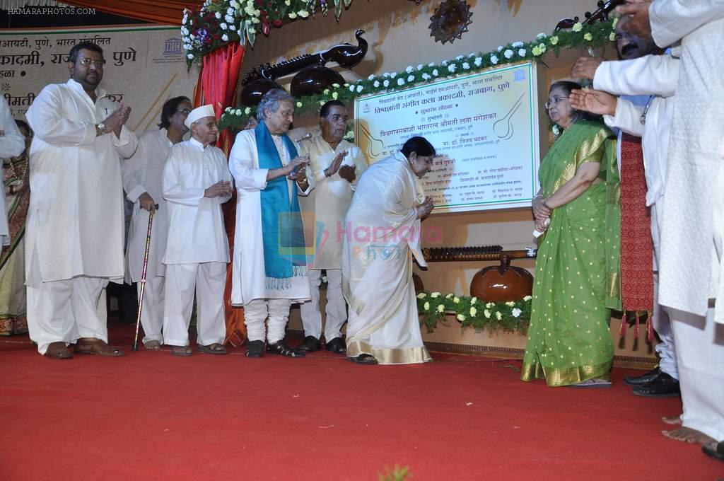 Lata Mangeshkar at Vishwashanti Kala Academy award in Pune, Mumbai on 11th April 2013