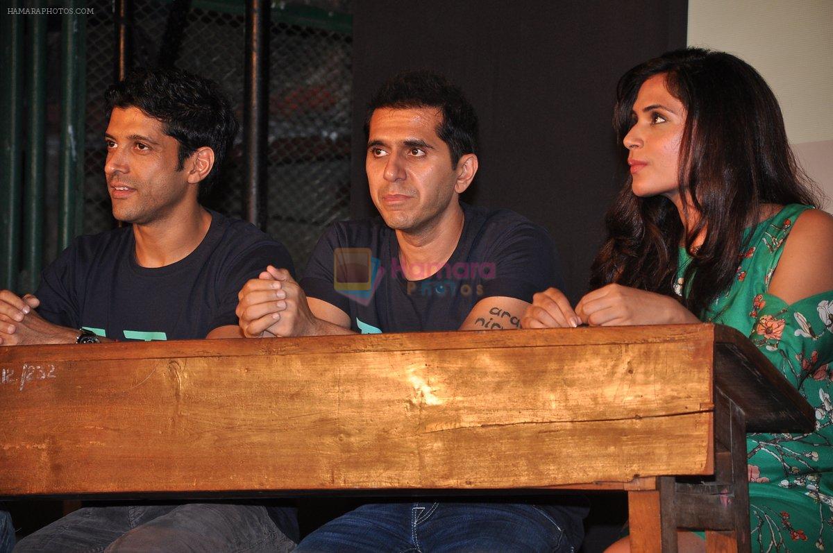 Farhan Akhtar, Ritesh Sidhwani, Richa Chadda Unveil Fukrey first look in Jai Hind, Mumbai on 12th April 2013